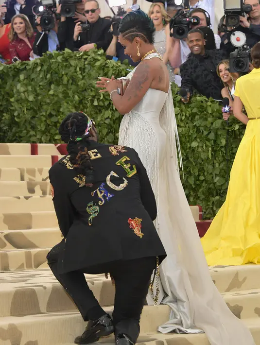 Reaksi Kesha Ward saat dilamar sang kekasih, rapper 2 Chainz pada Met Gala 2018 di Metropolitan Museum of Art, New York, Senin (7/5). Chainz berlutut di karpet putih Met Gala untuk melingkarkan cincin di jari Kesha. (Neilson Barnard/GETTY IMAGES/AFP)