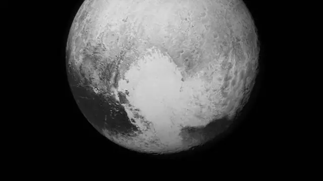 Citra Pluto Hitam Putih dari  Long Range Reconnaissance Imager