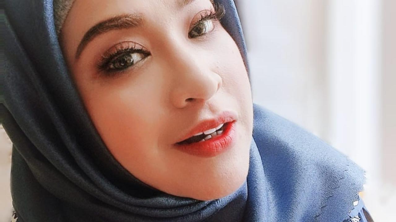 Putri Elvy Sukaesih, Neng Wirdha, mempopulerkan lagu berjudul Abang Zecky. Lagu ini laris manis diputar di radio.