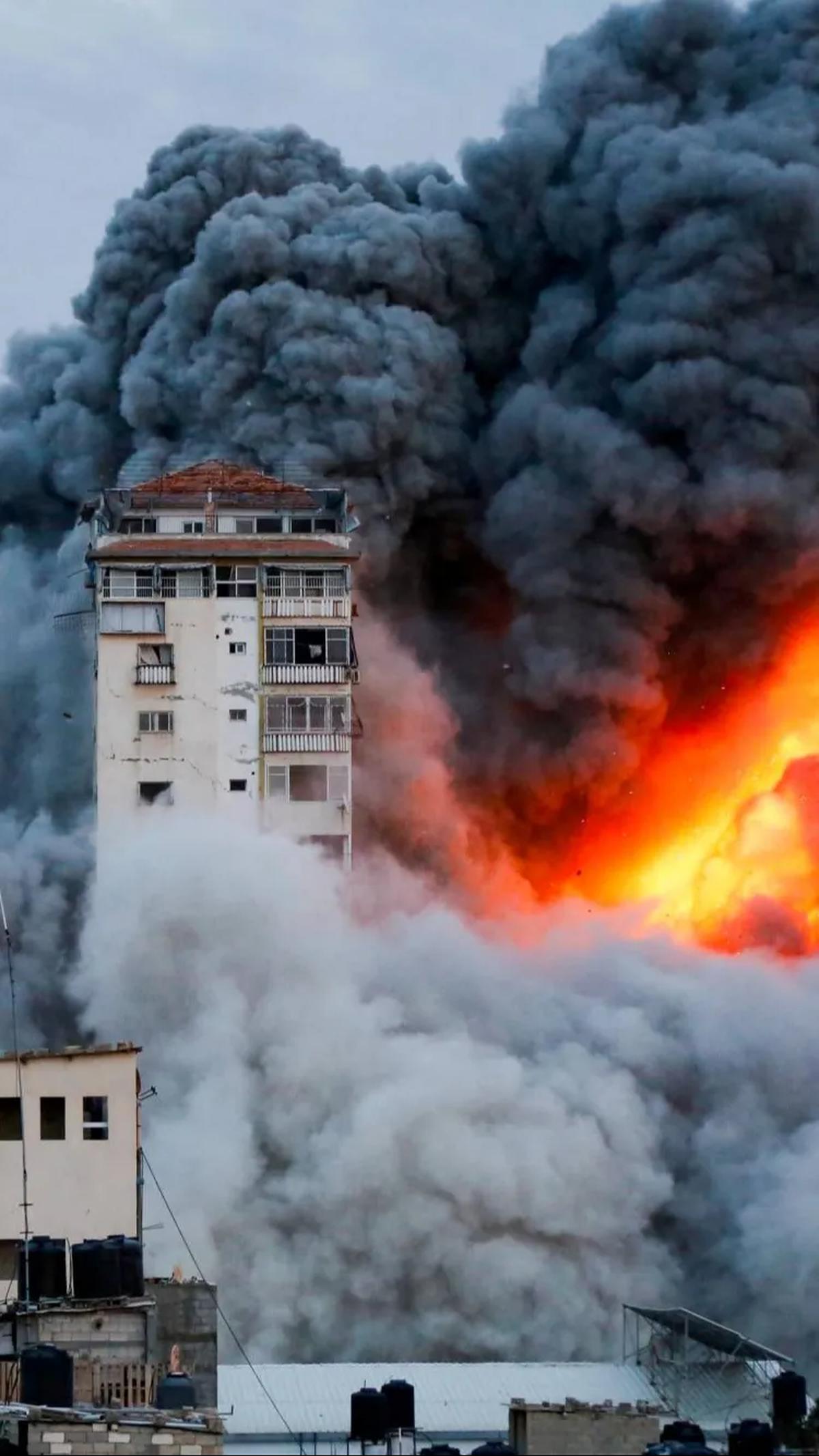 Hamas melakukan serangan yang mendadak itu sebagai bentuk respons terhadap serangkaian serangan kejam negeri Zionis terhadap warga Palestina selama beberapa dekade.