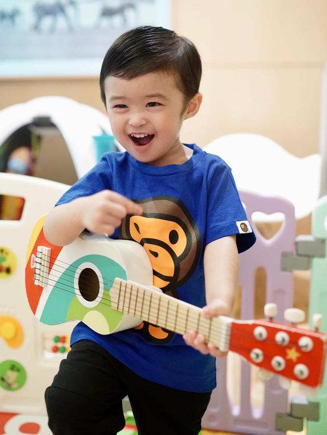 Disebut Mirip Sang Ayah, Ini 6 Potret Menggemaskan Raphael Moeis