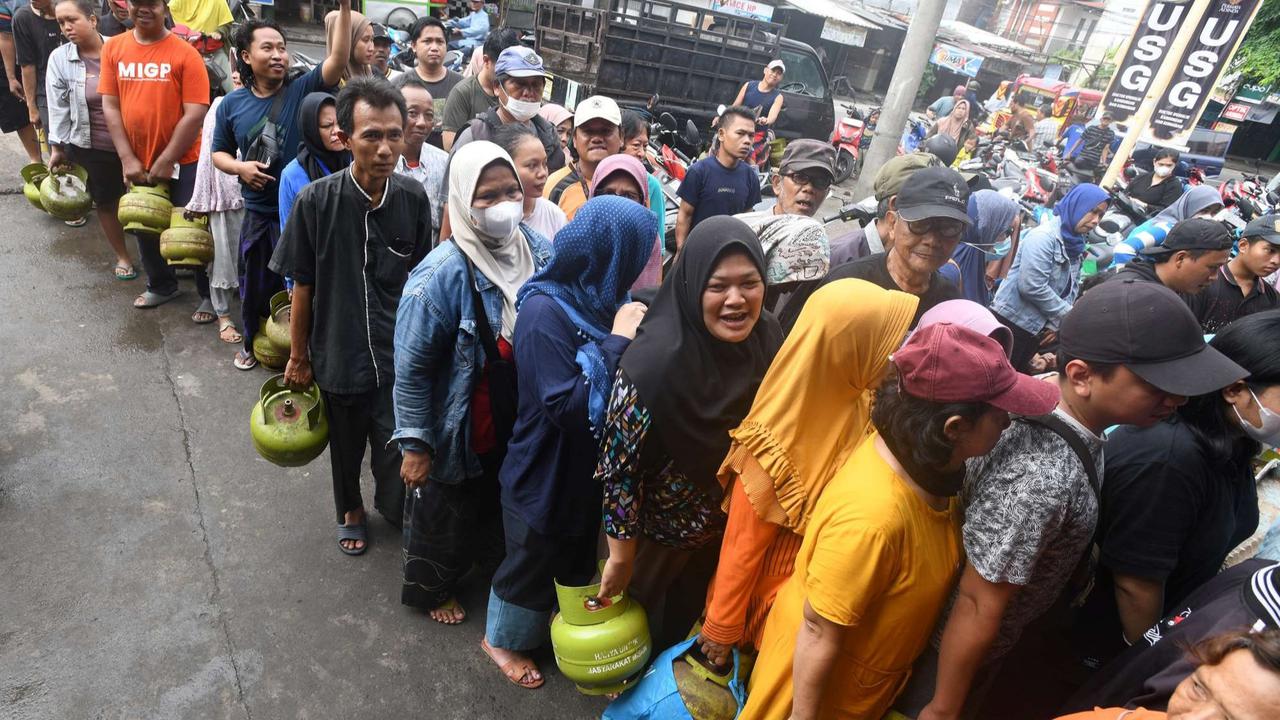 Antrean pembeli gas elpiji 3 kg