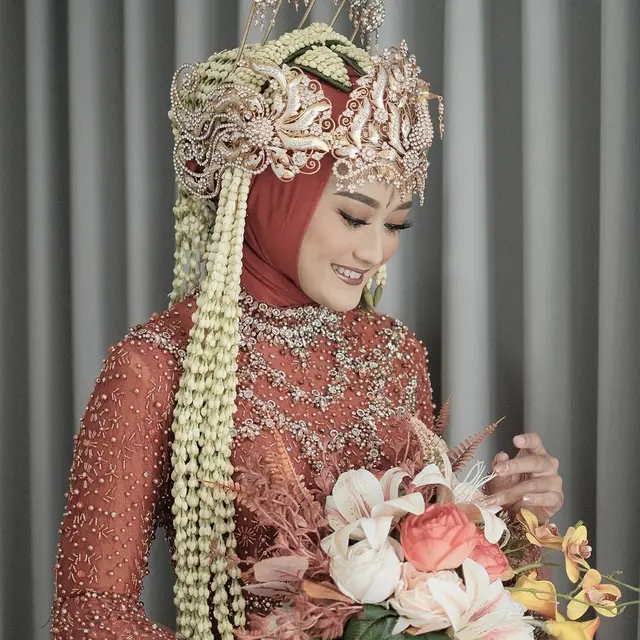 6 Potret Terbaru Reyna Fakhira Sosok Viral Disebut Mirip Dinda Hauw, Baru Lulus S1