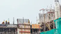 Suasana proyek pembangunan konstruksi LRT dan gedung bertingkat di Jakarta, Selasa (17/11/2020). Pandemi COVID-19 yang terjadi sejak awal tahun menurunkan konsumsi dan utilitas industri baja konstruksi dan baja ringan konstruksi. (Liputan6.com/Angga Yuniar)