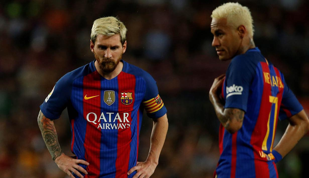 Bintang Barcelona, Lionel Messi dan Neymar, tampak kecewa usai ditaklukkan klub promosi, Alaves, 1-2, di Camp Nou, Sabtu (10/9/2016). Kekalahan ini membuat La Blaugrana turun ke posisi empat klasemen La Liga Spanyol. (Reuters/Albert Gea)