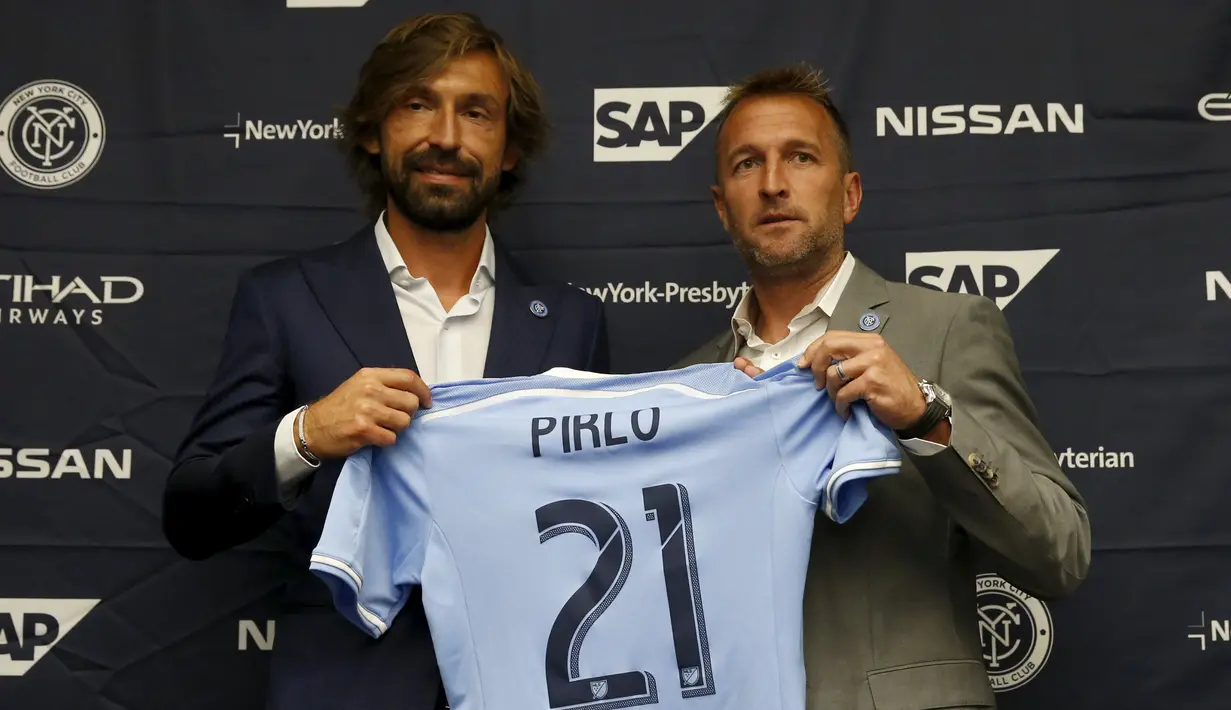 Andrea Pirlo (kiri) bersama Manager New York City FC, Jason Kreis memamerkan jersey yang akan digunakan Pirlo di New York, (23/7/2015). Gelandang 36 tahun tersebut membuat keputusan mengejutkan untuk bergabung dengan New York City FC. (REUTERS/Mike Segar)