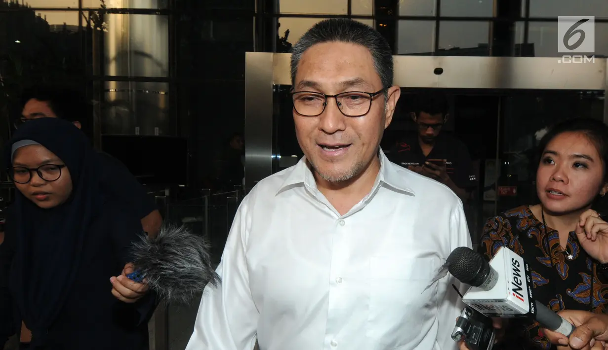 Ekspresi anggota Komisi XI DPR Sukiman usai menjalani pemeriksaan di Gedung KPK, Jakarta, Senin (22/7/2019). Tersangka dugaan suap pengurusan anggaran Kabupaten Pegunungan Arfak ini diperiksa sebagai saksi untuk tersangka Plt Kadis PUPR Pegunungan Arfak Natan Pasomba. (merdeka.com/Dwi Narwoko)