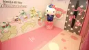 Sebuah spot untuk penumpang berfoto di dalam kereta Shinkansen dengan tema Hello Kitty di Prefektur Fukuoka, Jepang, 25 Juni 2018. Shinkansen ini akan beroperasi 3 bulan ke depan dari Osaka hingga Fukuoka setiap hari Sabtu (AFP/West Japan Railway/Handout)