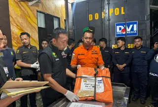 Penyerahan bagian tubuh (body part) serta sejumlah barang pribadi yang diduga milik korban ketiga kecelakaan pesawat ATR 42-500 pada Rabu (21/1/2026). (Fauzan/Liputan6.com)