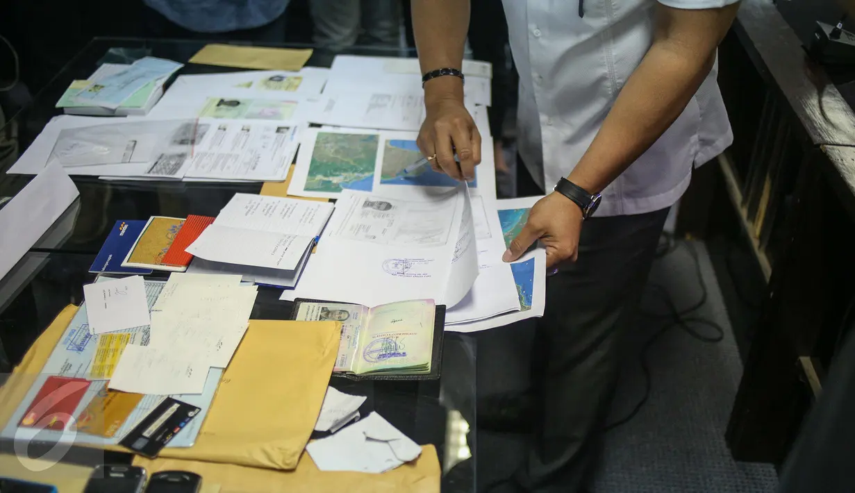 Sejumlah berkas yang merupakan barang bukti ditampilkan dalam rilis penyelundupan manusia di Bareskrim Polri, Jakarta, Rabu (29/3). (Liputan6.com/Faizal Fanani)