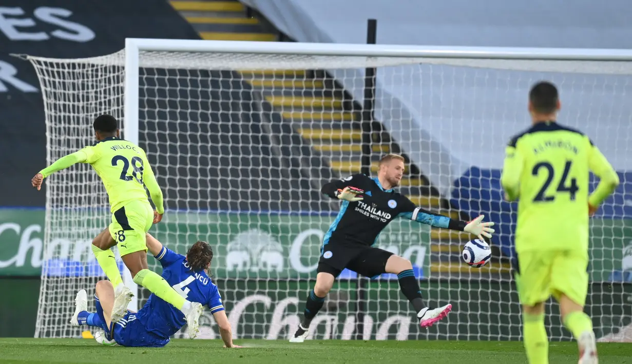 Gelandang Newcastle, Joe Willock (kiri) saat mencetak gol ke gawang Leicester City pada pertandingan lanjutan Liga Inggris di Stadion King Power di Leicester, Inggris, Sabtu (8/5/2021). Dengan kemenangan ini, Newcastle berada di posisi 13 dengan 39 poin. (AFP/Pool/Michael Regan)