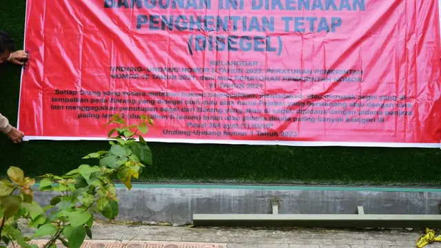 Pemkot Jakbar menyegel lapangan MMT Padel di Jalan Puri Ayu, Kembangan.