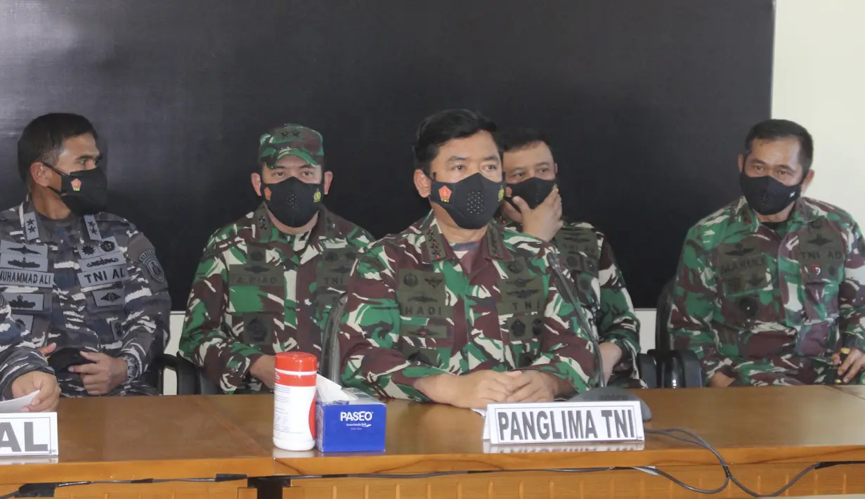 Panglima TNI Hadi Tjahjanto (tengah) menyampaikan keterangan dalam konferensi pers terkait operasi pencarian kapal selam KRI Nanggala 402 di Denpasar, Bali, Sabtu (24/4/2021). KRI Nanggala 402 dinyatakan tenggelam atau subsunk. (Yuda MARUTHA/AFP)