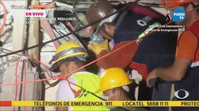 Seeorang bocah perempuan terjebak di reruntuhan gedung yang ambruk akibat gempa Meksiko. Bocah ini akhirnya selamat.