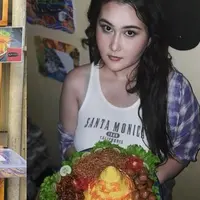 Talitha Curtis, Dulu Pemain Sinetron GGS Kini Berjualan Makanan di Depan Minimarket. (instagram/talithacurtis_)