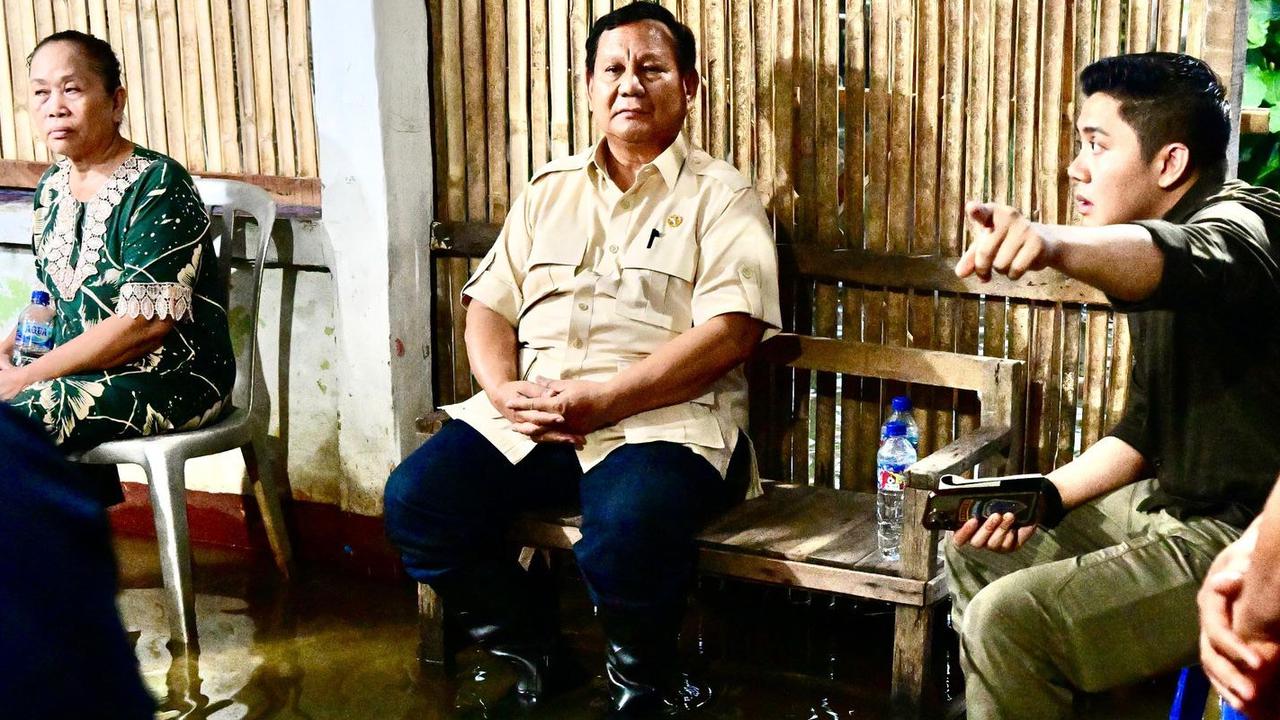Potret Presiden Prabowo Tinjau Banjir Bekasi Dikawal Seskab Teddy, Buka Puasa di Rumah Warga