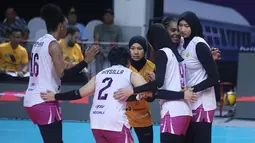 Para pemain Jakarta Popsivo Polwan usai mencetak poin saat melawan Jakarta Electric PLN dalam lanjutan putaran kedua Proliga 2026 di GOR Utama, Bojonegoro pada Jumat (13/02/2026).