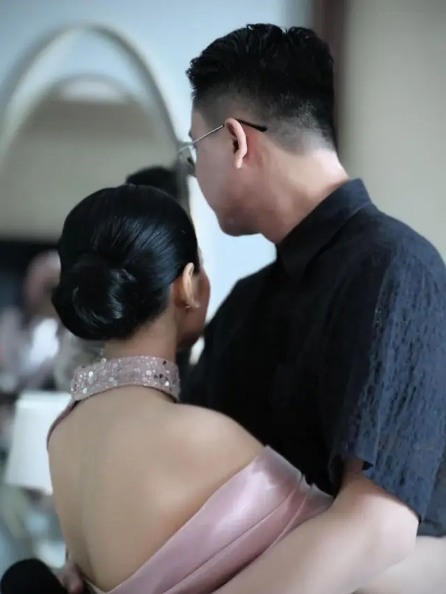 7 Potret Mesra Wika Salim dan Kekasih yang Jarang Tersorot