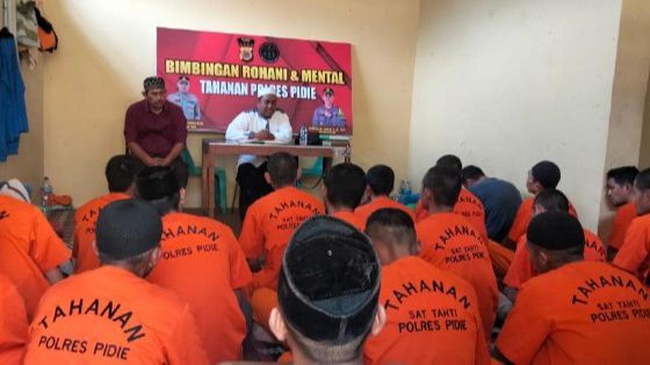 Perwira Polisi Mendadak Kumpulkan Tahanan, Tegas Tanya "Masih Ada yang Dipalak, Dimintai Iuran?"