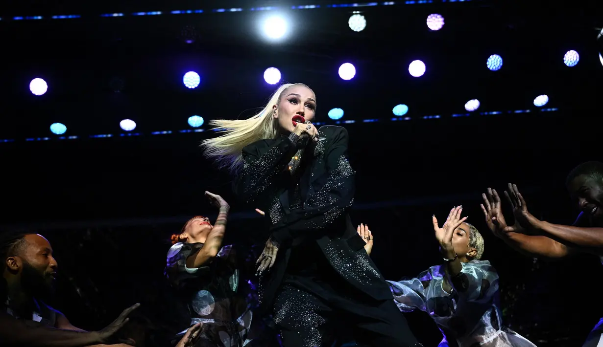 Aksi panggung penyanyi-penulis lagu asal Amerika Serikat, Gwen Stefani di Exploratorium, di San Francisco, California, 15 November 2023. (Brendan SMIALOWSKI/AFP)