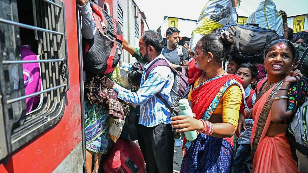 FOTO: Konflik India-Pakistan Memanas, Warga Panik Mengungsi KeTempat Aman