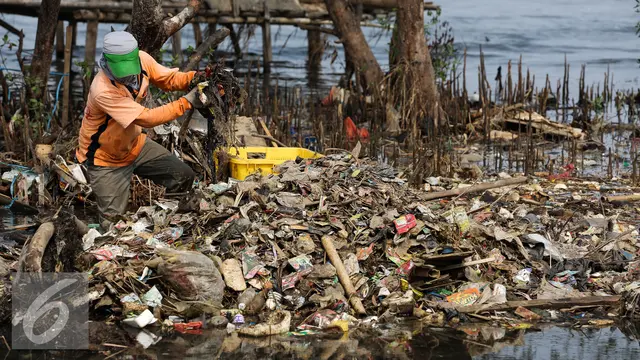 20151029-Petugas-Kebersihan-Pesisir-Teluk-Jakarta