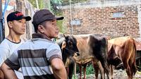 Warga Bandung bersiap menyembelih hewan kurban di Hari Raya Idul Adha, Jumat (6/6/2025). Foto: Liputan6.com/Ade Nasihudin.
