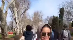 Wanita asal Sumedang ini memang sengaja berhijab saat mengunjungi Istanan Topkapi, Istanbul, Turki. Tempat di mana artefak peninggalan Nabi Ibrahim A.S hingga Nabi Muhammad SAW tersimpan. (Liputan6.com/IG/@itsrossa910)