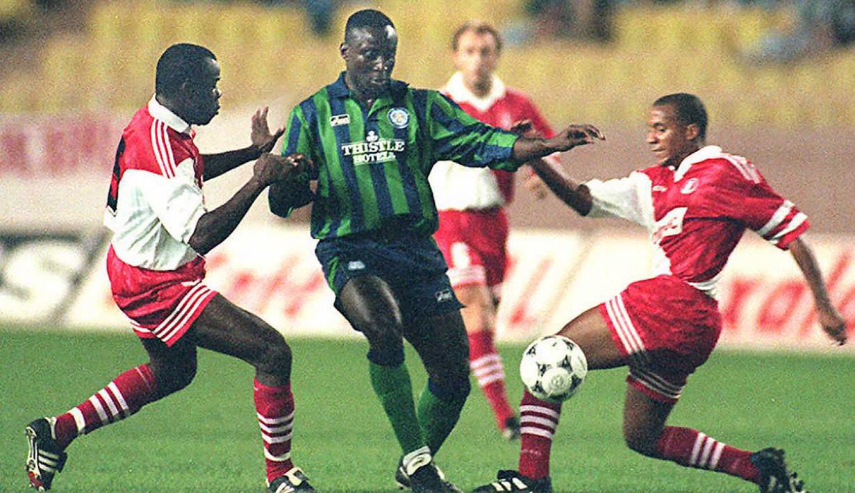 Anthony Yeboah. Eks striker Ghana berusia 56 tahun yang telah pensiun pada Juli 2002 bersama Al-Ittihad ini menjadi pemain tercepat ketiga bersama dua pemain lainnya yang mampu mencetak 20 gol pada musim pertamanya di Liga Inggris. Ia mampu melakukannya dalam 26 laga bersama Leeds United yang baru dibelanya sejak tengah musim 1994/1995 setelah didatangkan dari Eintracht Frankfurt. Gol ke-20 di cetak saat Leeds menang 1-0 atas Sheffield Wednesday pada pekan ke-8 Liga Inggris 1995/1996 (30/9/1995). (AFP/Patrick Hertzog)