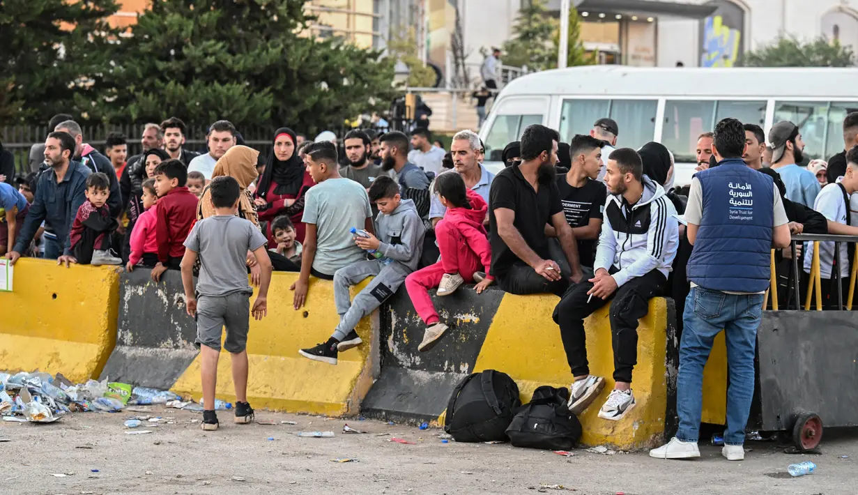 Gelombang pengungsi dari perbatasan Lebanon Selatan terus meningkat seiring eskalasi serangan udara militer Israel. (LOUAI BESHARA/AFP)