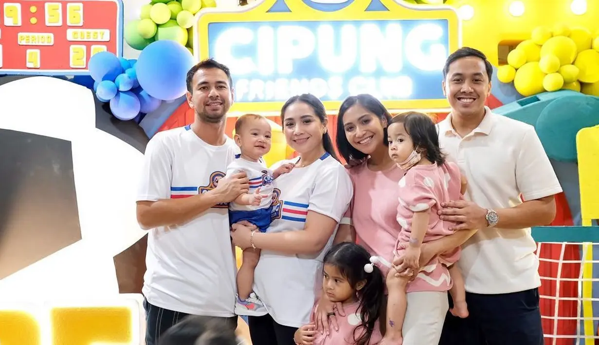 Di ulang tahun Cipung, Caca Tengker terlihat hadir dengan atasan pink dan celana putih. Sementara Nagita tampil kembar bersama Cipung dan Raffi Ahmad [@cacatengker]