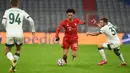 Gelandang Bayern Munchen, Leroy Sane, berebut bola dengan gelandang Lokomotiv Moscow, Maciej Rybus, pada laga Grup A Liga Champions di Allianz Arena, Kamis (10/12/2020) dini hari WIB. Bayern Munchen menang 2-0 atas Lokomotiv Moscow. (AFP/Christof Stache)