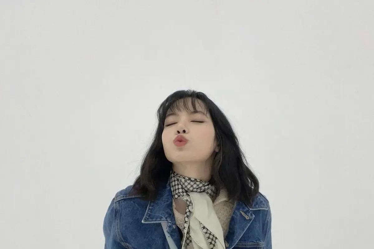 Inspirasi  Outerwear Wanita dari Lisa Blackpink/Instagram @ @lalalalisa_M