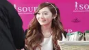 "Lihat wajah Jessica yang sekarang nampak terlihat aneh dan tidak normal. Dirinya selalu menebar senyum palsu seperti mengenakan topeng karet," komentar netter. (Koreaboo/Bintang.com)