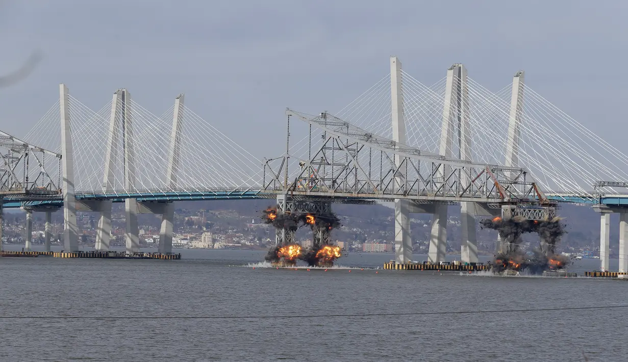 Ledakan dahsyat menghancurkan bagian Jembatan Tappan Zee di Tarrytown, New York, AS, Selasa (15/1). Jembatan Tappan Zee dibangun untuk menyeberangi Sungai Hudson. (AP Photo/Seth Wenig)