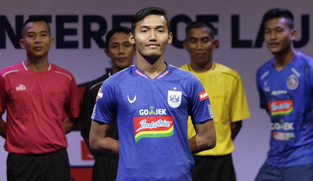 Pemain PSIS Semarang berpose saat Peluncuran Shopee Liga 1 di SCTV Tower, Jakarta, Senin (13/5). Sebanyak 18 klub akan bertanding pada Liga 1 mulai tanggal 15 Mei. (Bola.com/Vitalis Yogi Trisna)