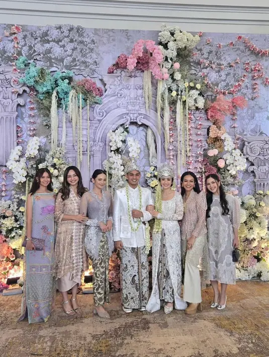 Jessica Mila juga hadir di momen akad nikah Febby mengenakan midi dress dengan detail lace yang apik berwarna light grey.  [@yurayunita].