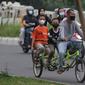 Warga bersepeda di area lingkar luar kawasan Stadion Pakansari, Kabupaten Bogor, Sabtu (11/9/2021). Kawasan ini kembali ramai dengan aktivitas warga seiring penurunan level PPKM di wilayah Jabodetabek. (Liputan6.com/Helmi Fithriansyah)