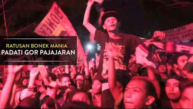 Ratusan Bonek Mania Padati GOR Pajajaran Bandung