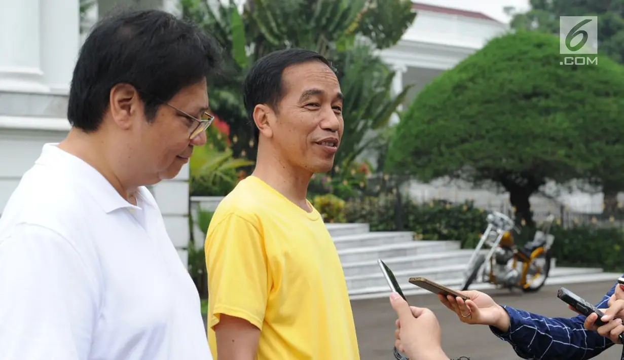 Presiden Jokowi (kanan) dan Menteri Perindustrian Airlangga Hartarto menjawab pertanyaan wartawan di Istana Bogor, Sabtu (24/3). Menurut Airlangga , cawapres Jokowi juga harus bisa menjaga integritas bangsa. (Liputan6.com/Pool/Biro Pers Setpres)