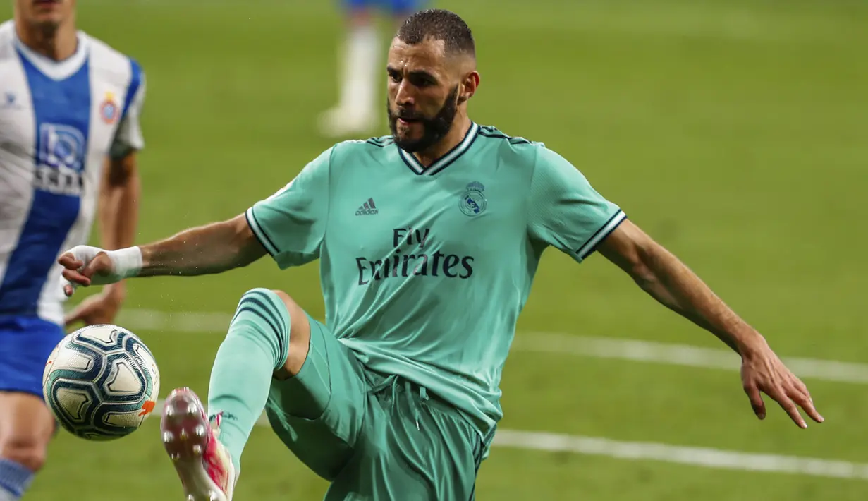 Pemain Real Madrid Karim Benzema mengendalikan bola saat menghadapi Espanyol pada pertandingan La Liga Spanyol di Stadion Cornella-El Prat, Barcelona, Spanyol, Minggu (28/6/2020). Real Madrid menang 1-0 dan menggeser Barcelona dari puncak klasemen. (AP Photo/Joan Monfort)