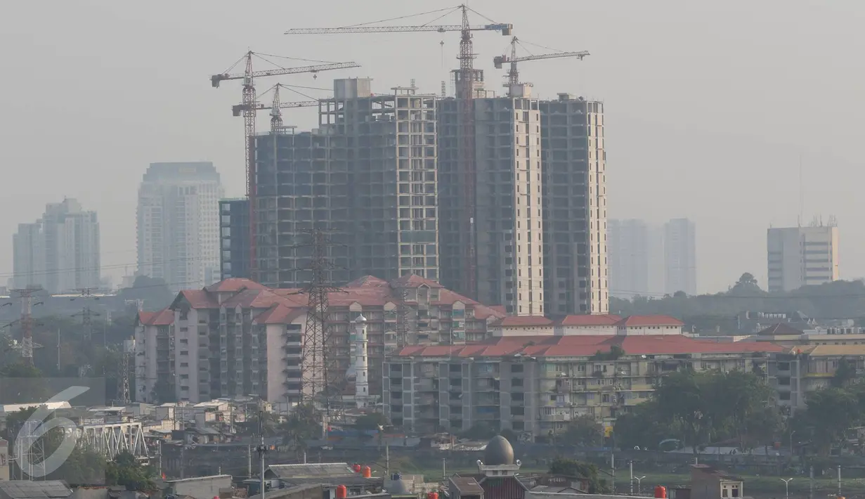 Lansekap gedung bertingkat terlihat dari kawasan Tanah Abang, Jakarta, Jumat (16/9). Gubernur DKI Jakarta Basuki Tjahaja Purnama mewajibkan semua gedung di Ibu Kota untuk menerapkan bangunan gedung hijau (green building). (Liputan6.com/Immanuel Antonius)