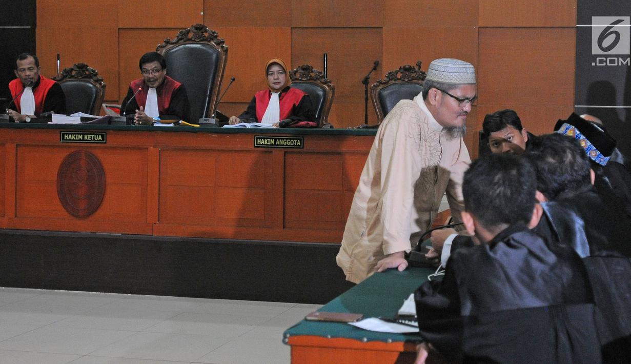 Terdakwa kasus ujaran kebencian Jon Riah Ukur (Jonru Ginting) berdiskusi dengan kuasa hukumnya saat sidang pembacaan vonis di PN Jakarta Timur, Jumat (3/2). Jonru divonis 1 tahun enam bulan penjara dan denda Rp50 juta juta (Liputan6.com/Herman Zakharia)