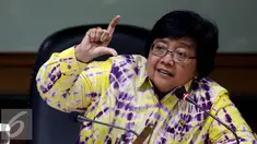 Menteri Lingkungan Hidup dan Kehutanan (LHK) Siti Nurbaya memberikan keterangan pers di Jakarta, Selasa (6/9). Jumpa pers tersebut terkait penyanderaan tujuh Penyidik PNS KLHK oleh pelaku pembakar hutan di Riau. (Liputan6.com/Johan Tallo)