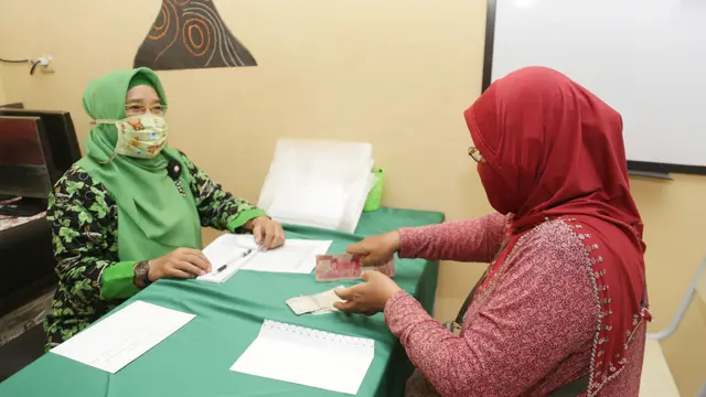 Koperasi sekolah mengembalikan uang pembelian seragam untuk siswa tidak mampu. (Dian Kurniawan/Liputan6.com)