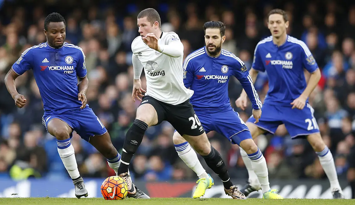 Gelandang Everton, Ross Barkley, berusaha melewati hadangan gelandang Chelsea, John Obi Mikel dan Cesc Fabregas. Akibat hasil imbang ini Chelsea masih tertahan di posisi 14 klasemen sementara Liga Inggris. (Reuters/John Sibley)