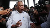 Menteri Pekerjaan Umum dan Perumahan Rakyat (PUPR) M Basuki Hadimuljono menjawab pertanyaan wartawan usai menjalani pemeriksaan sebagai saksi tersangka Bupati Halmahera Timur nonaktif Rudy Erawan di KPK, Jakarta, Senin (14/5). (Merdeka.com/Dwi Narwoko)