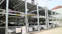 Parkir susun di kawasan perkantoran Wisma Indomobil.(Herdi/Liputan6.com)
