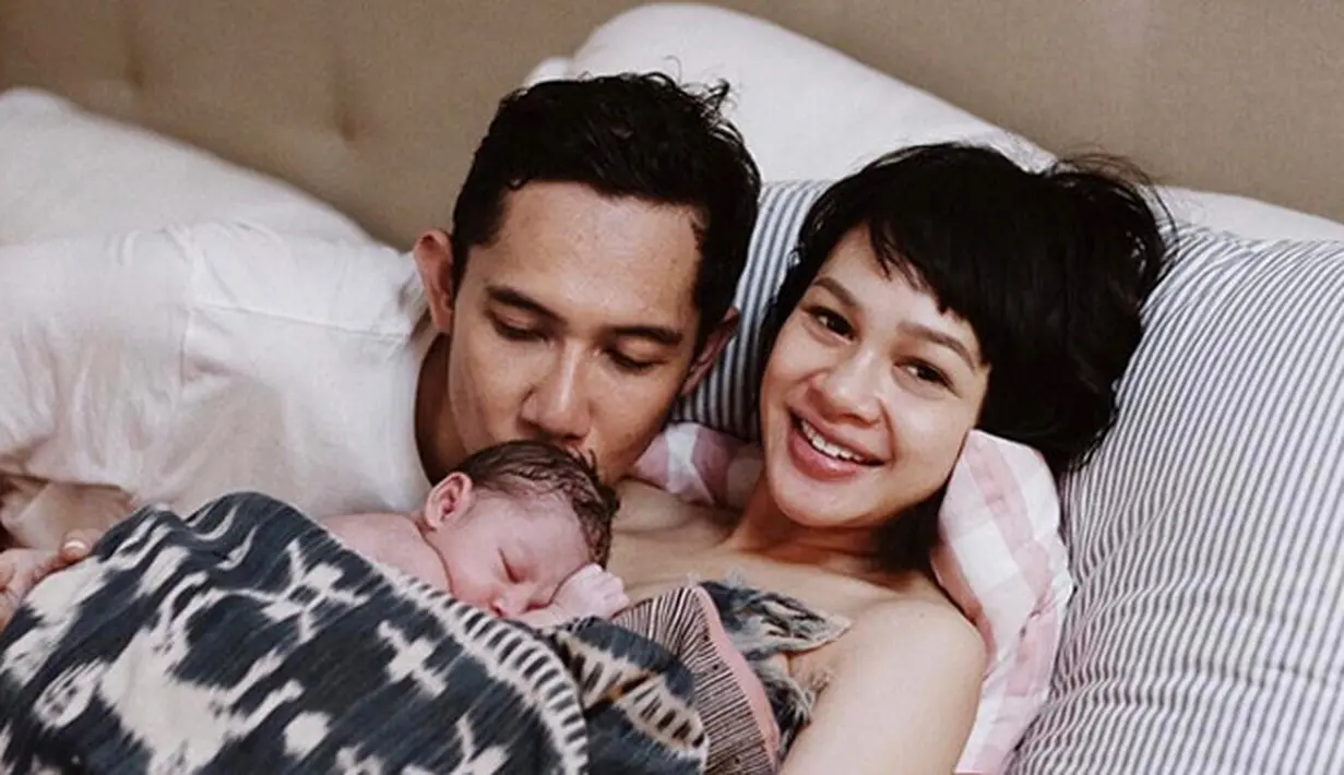 7 Januari 2017 Andien Aisyah dan Ippe resmi menjadi orang tua. Anaku Askara Biru, bayi laki-laki yang akrab disapa Kawa ini lahir melalui persalinan normal lewat metode water birth dan berlangsung di kediaman mereka. (Instagram/andienaisyah)