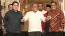 Ketua Dewan Pembina Partai Golkar, Aburizal Bakrie bersama Ketua dan Sekretaris Tim Kampanye Nasional Jokowi-Ma'ruf, Erick Thohir dan Hasto Kristiyanto seusai pertemuan tertutup di kediamannya kawasan Menteng, Senin (8/10). (Liputan6.com/Herman Zakharia)